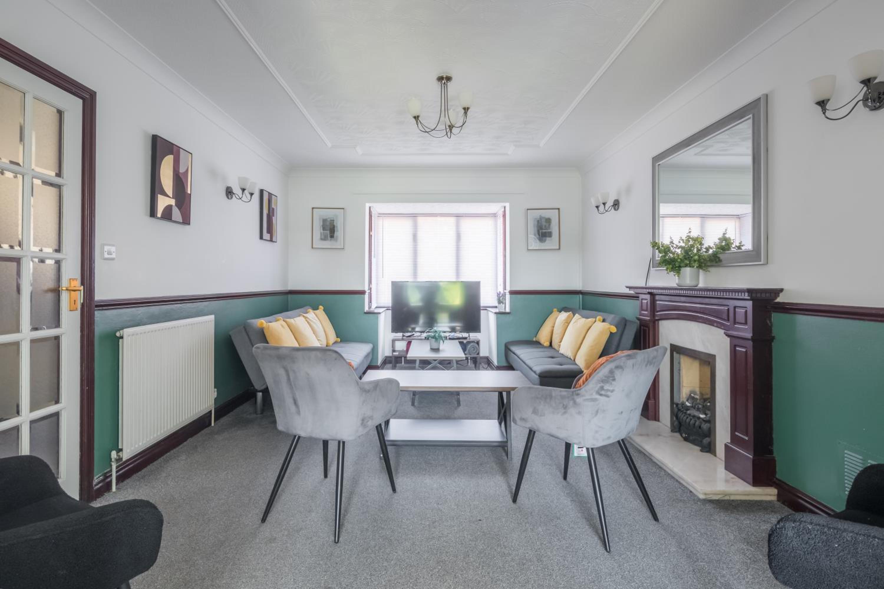 Well-Located Foxdale Stay with Parking view 5