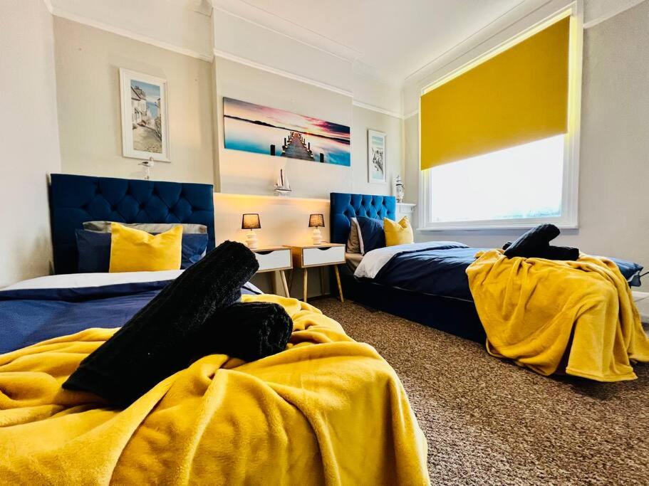 Beach Vibes in Southend-On-Sea by Artisan Stays I Free Parking view 4