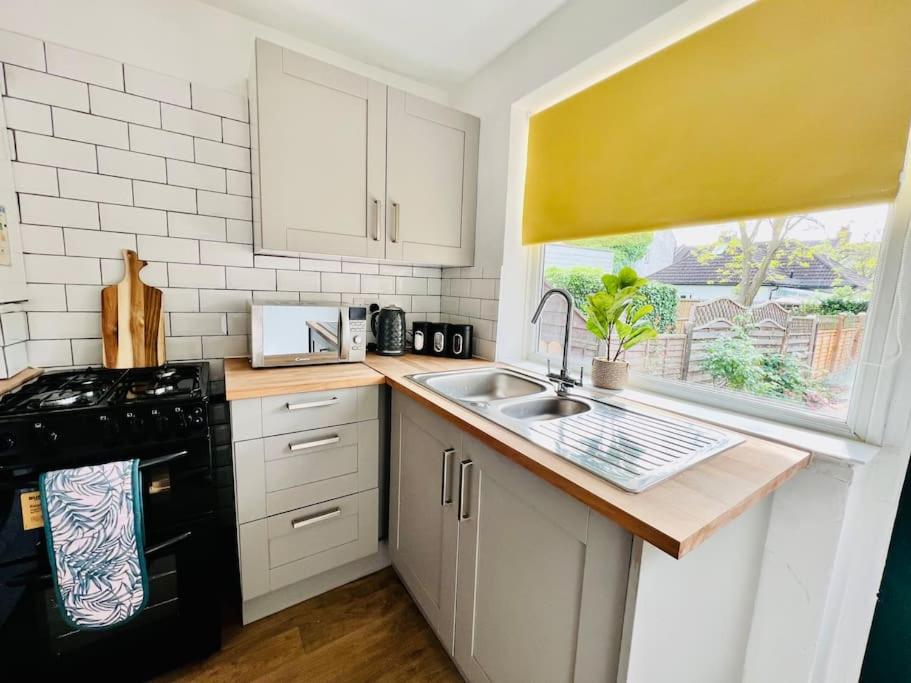 Beach Vibes in Southend-On-Sea by Artisan Stays I Free Parking view 3