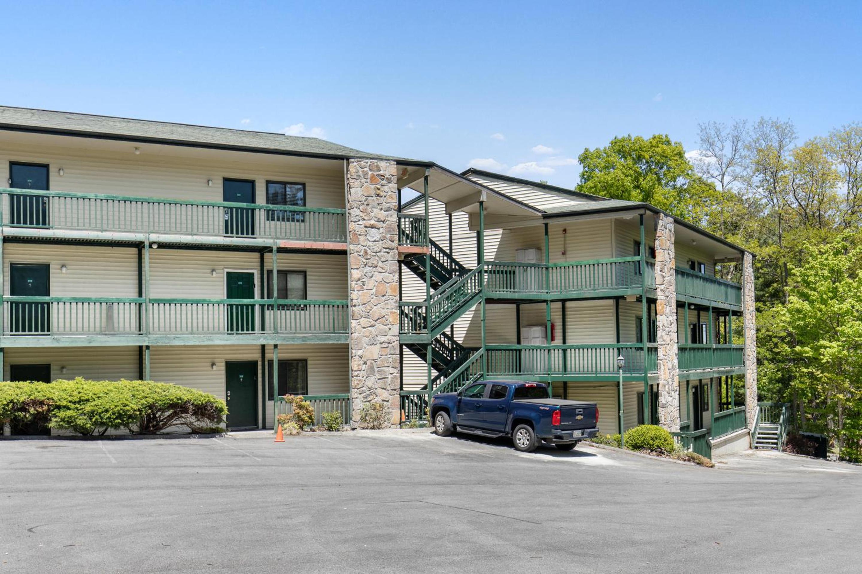 Hotel Bear Cub Retreat - Image 1