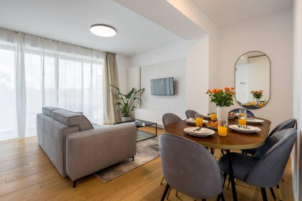 Luxurious Central New Penthouse + Parking view 5