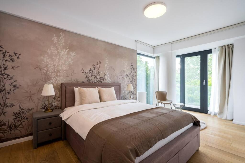Luxurious Central New Penthouse + Parking view 2