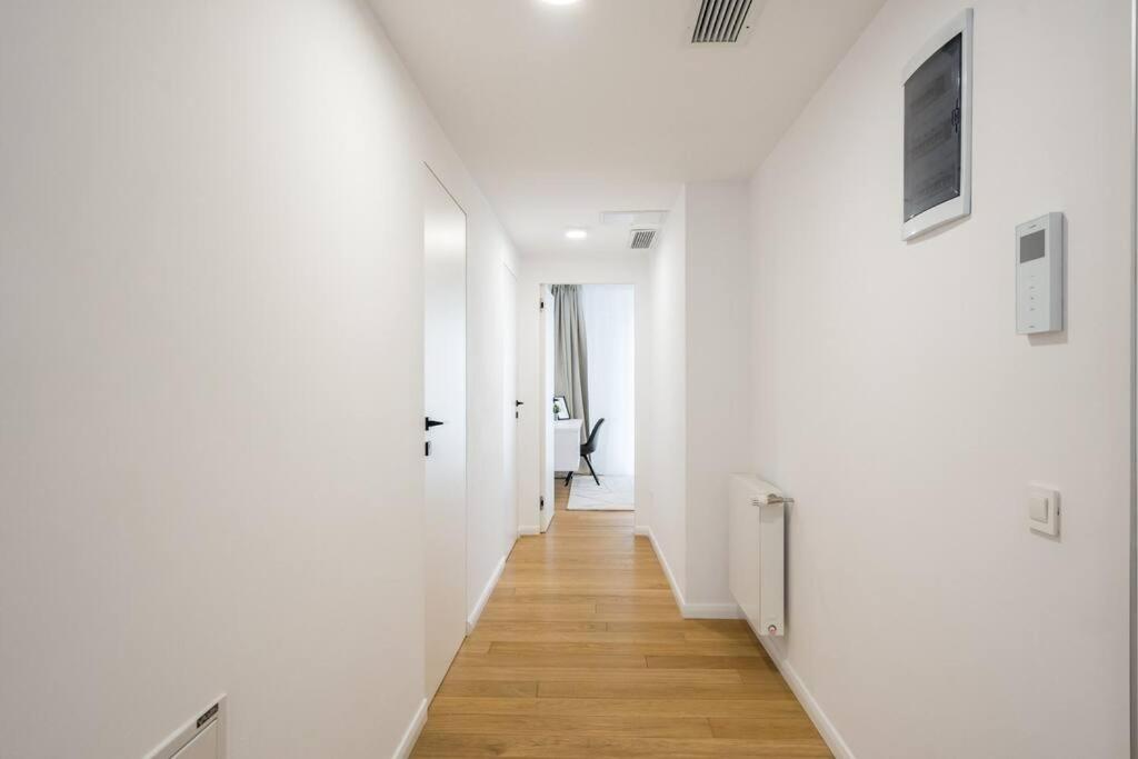 Luxurious Central New Penthouse + Parking view 3