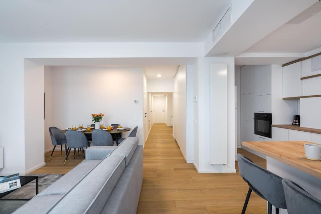 Luxurious Central New Penthouse + Parking view 4