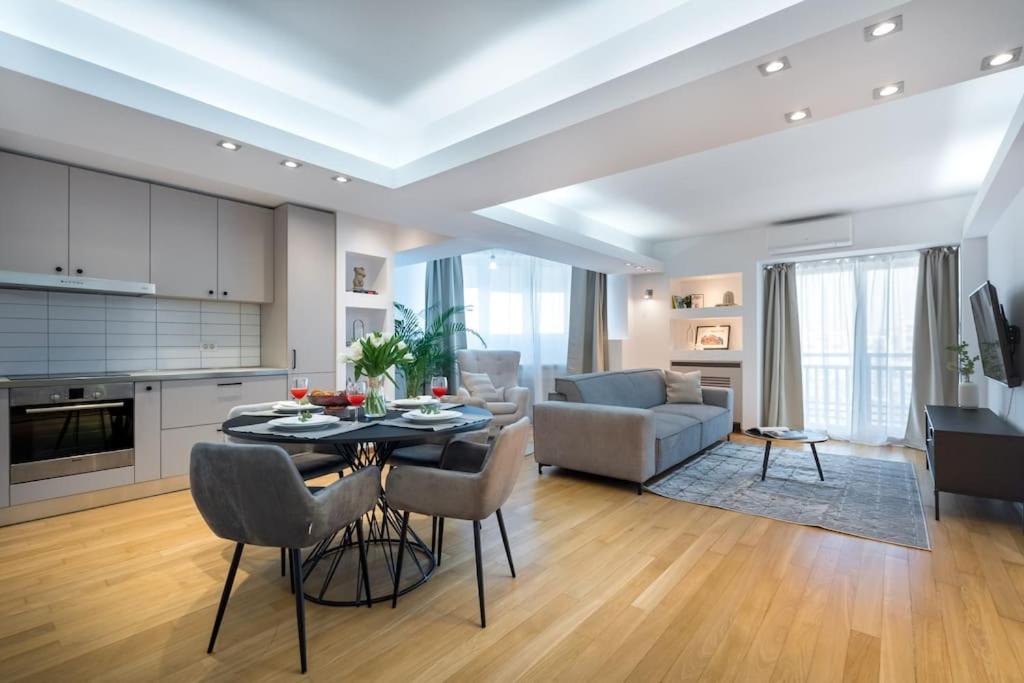 Superb River Views 1BR + Parking view 3