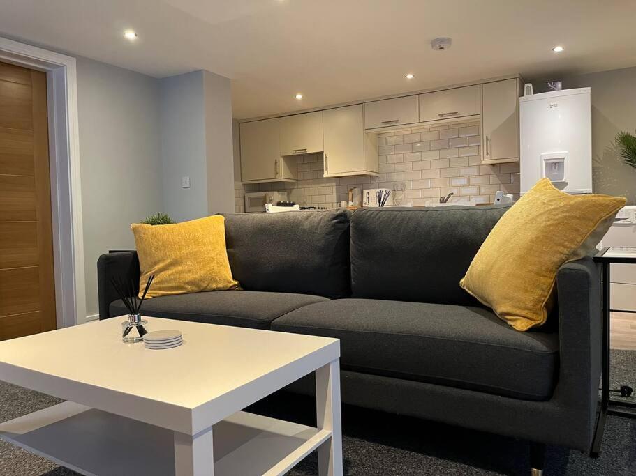 Stylish 1 Bedroom, 2 bed Basement Flat With Free Parking view 3