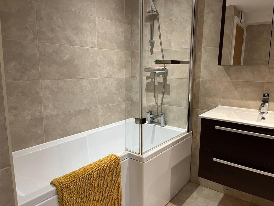 Stylish 1 Bedroom, 2 bed Basement Flat With Free Parking view 5
