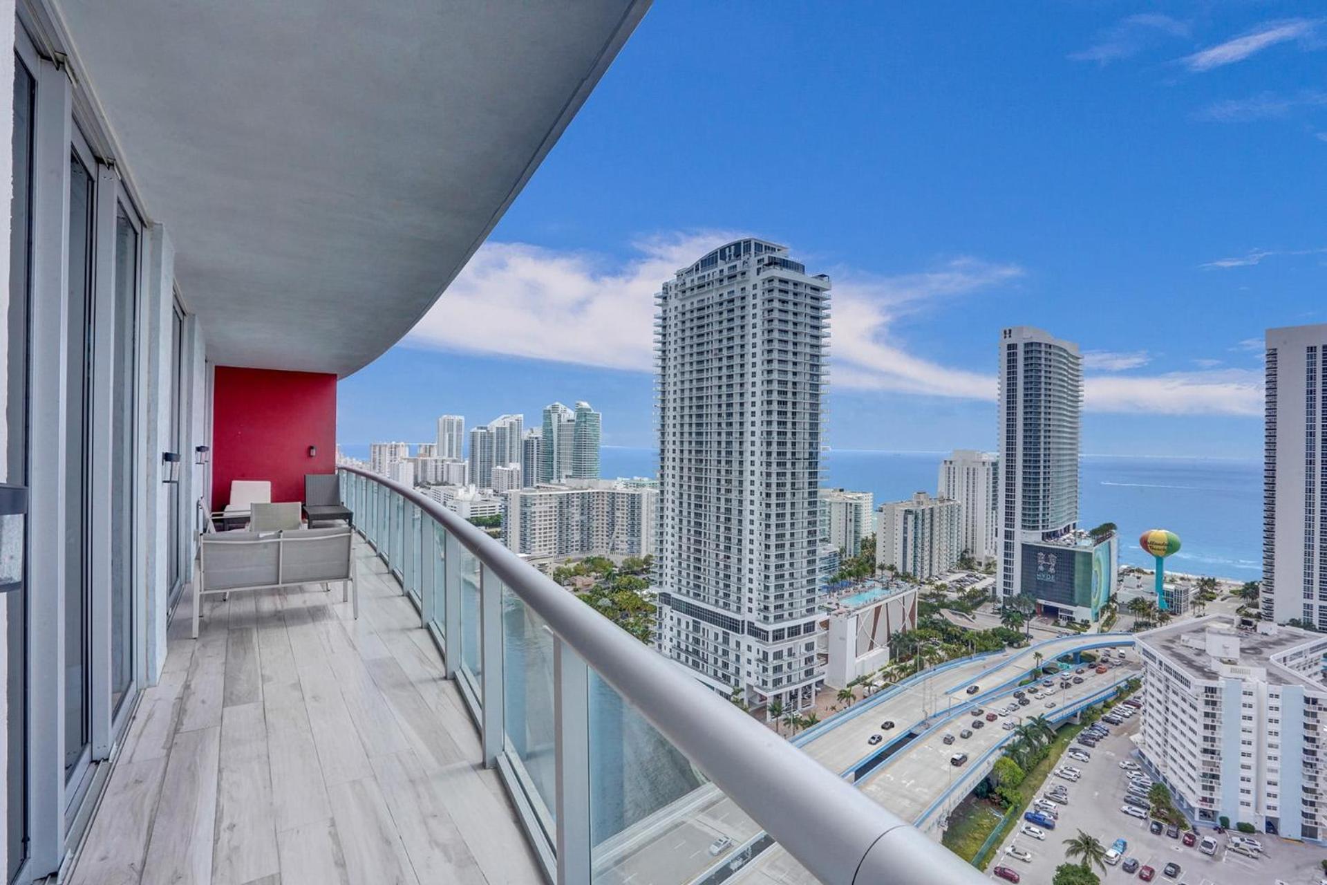 Lower Penthouse 3BD 3BA - Beach Pool Gym