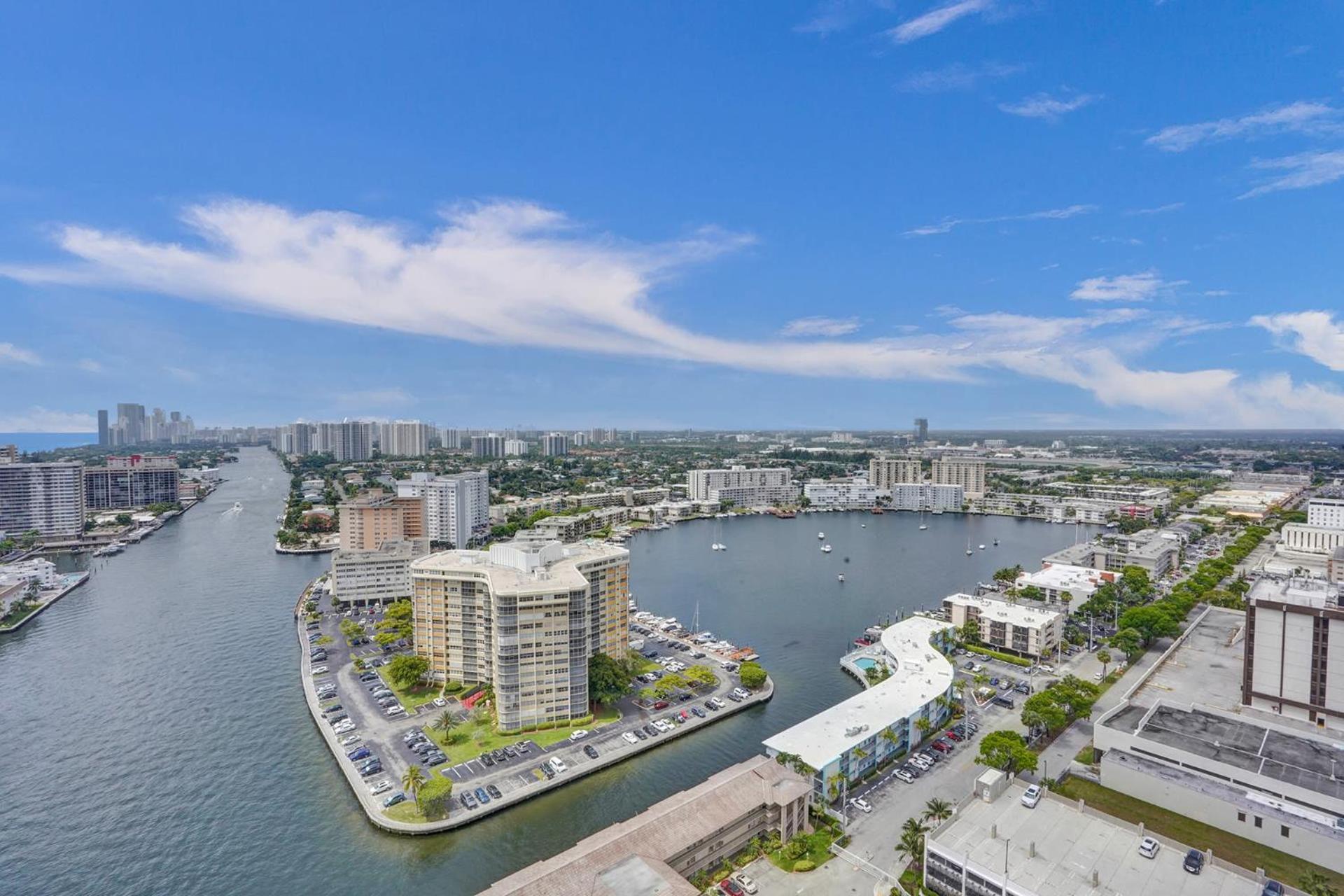 Lower Penthouse 3BD 3BA - Beach Pool Gym - Image 1