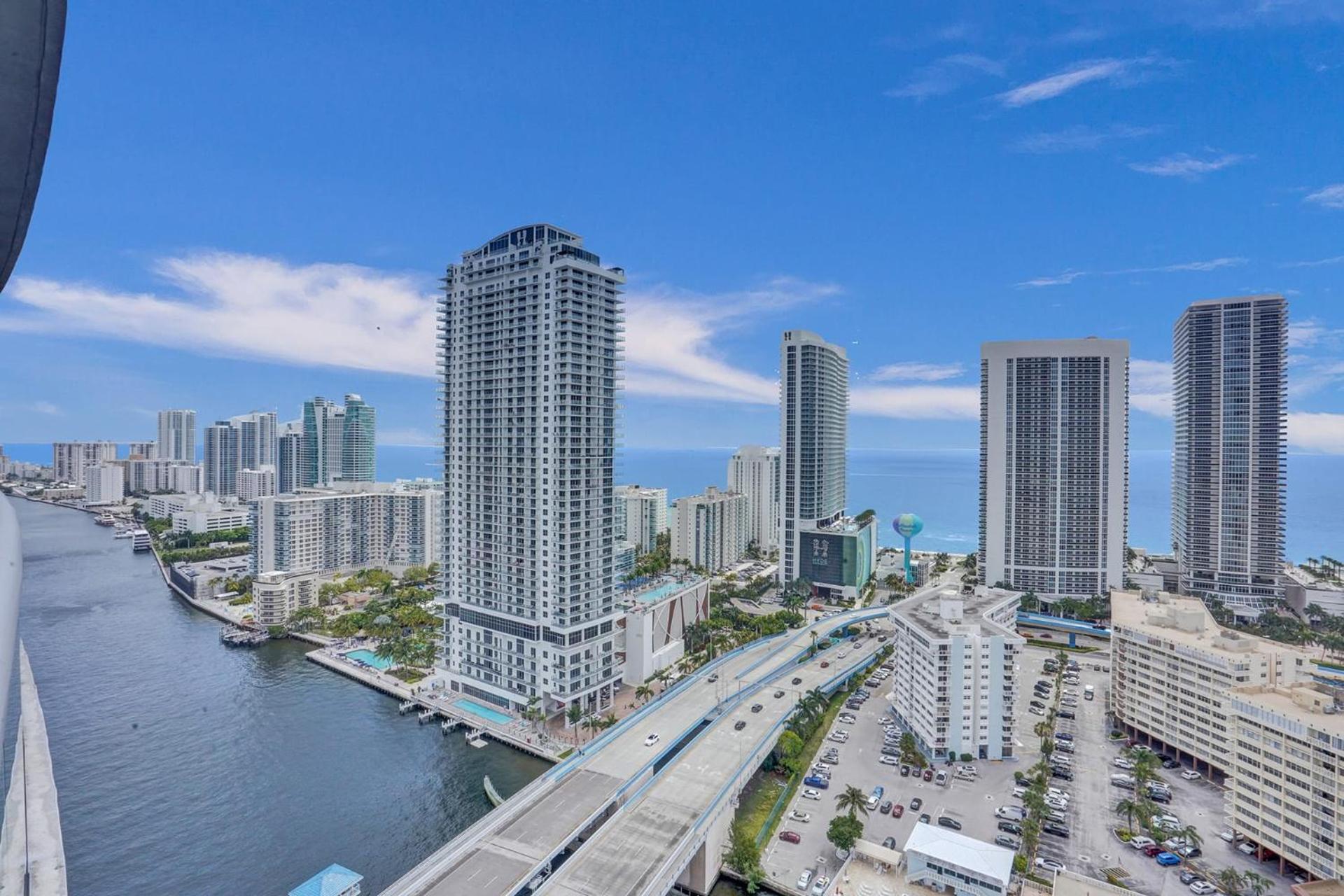 Lower Penthouse 3BD 3BA - Beach Pool Gym