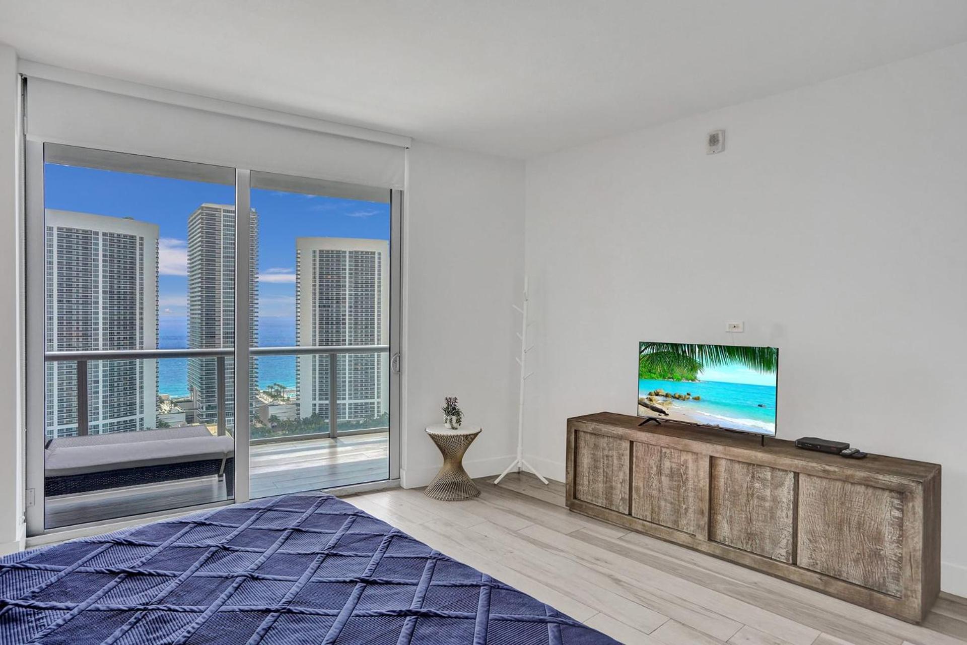 Lower Penthouse 3BD 3BA - Beach Pool Gym