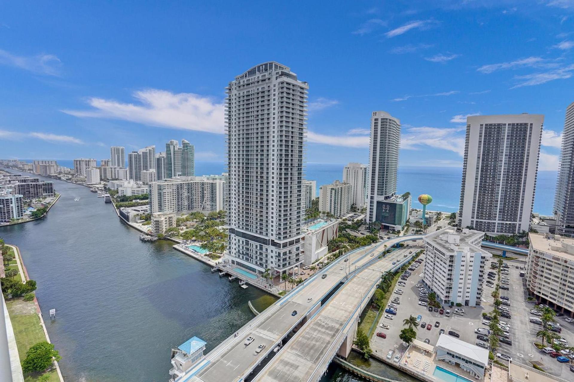 Lower Penthouse 3BD 3BA - Beach Pool Gym