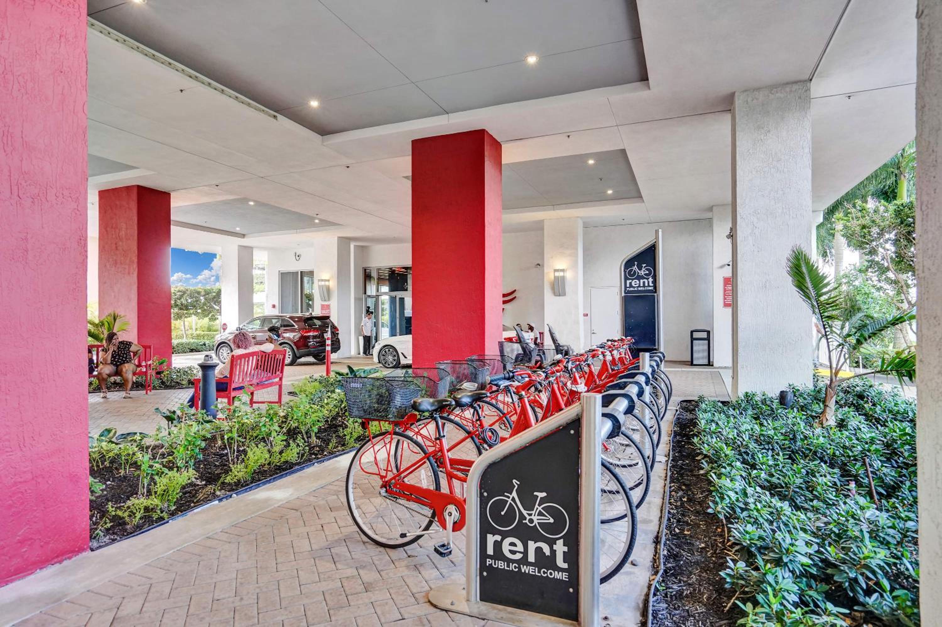 Lower Penthouse 3BD 3BA - Beach Pool Gym