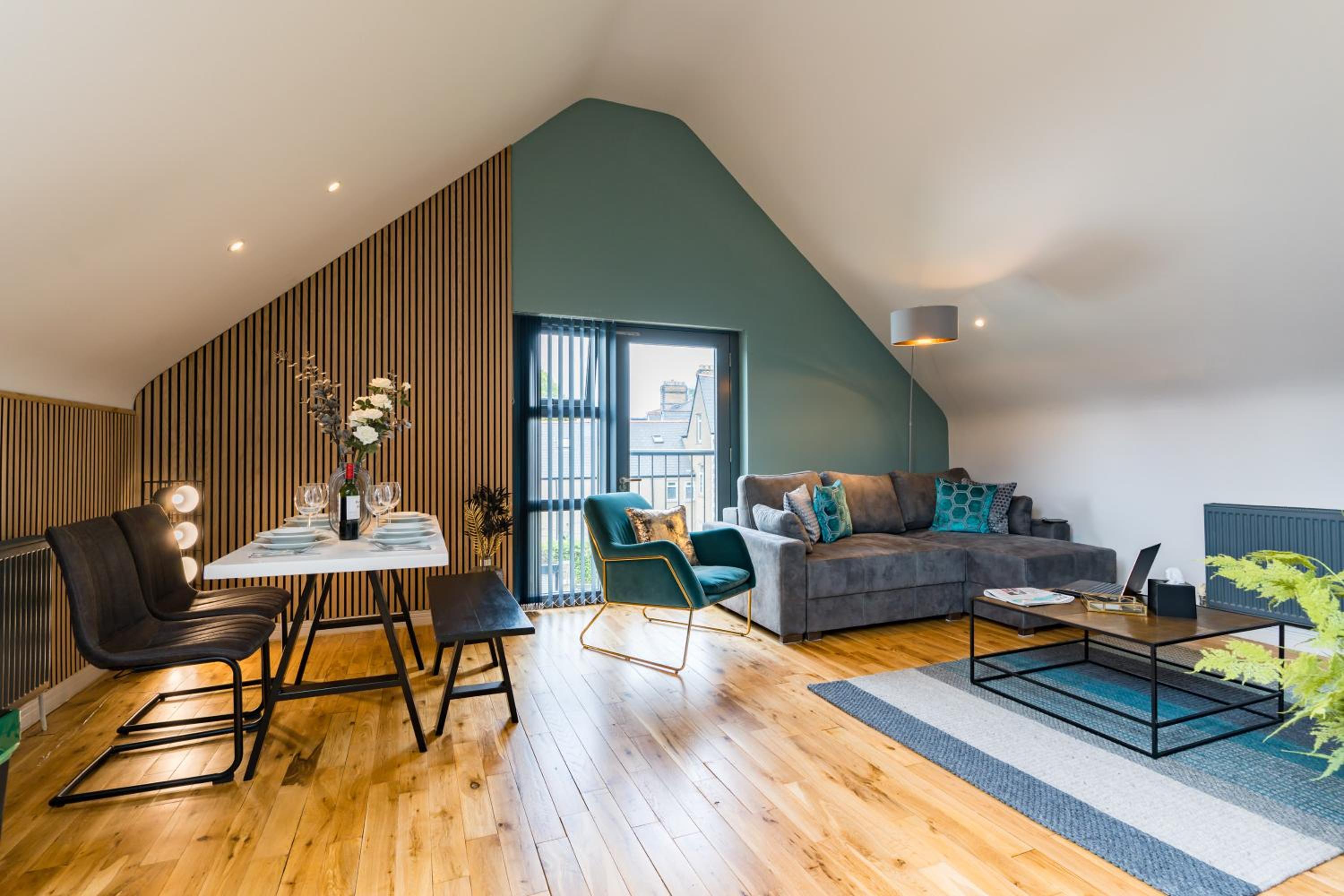 Oakfield Premier Apartments-High Speed WiFi-Smart SelfCheckIn-Central Cardiff Gem view 4