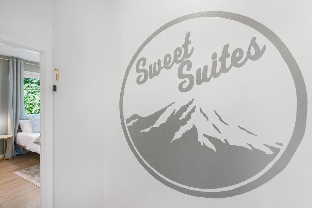 Jimi's Sweet Suite - 84 Walkscore 4