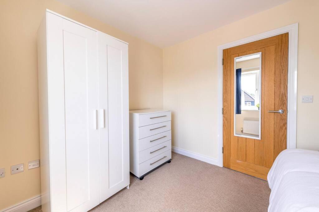 Lovely 3 Bed house, 8 people, with street parking! view 3