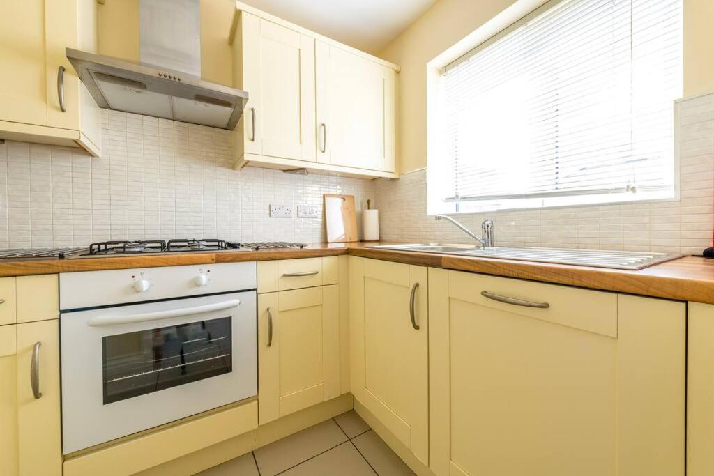 Lovely 3 Bed house, 8 people, with street parking! view 5