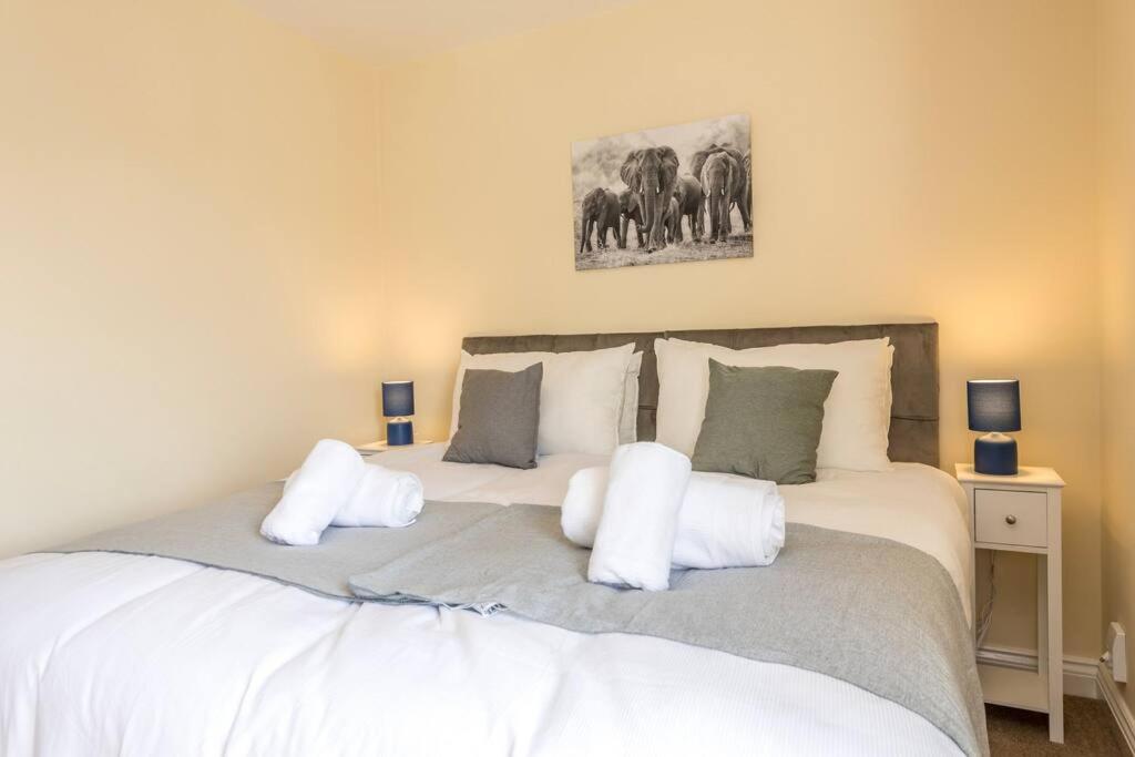Lovely 3 Bed house, 8 people, with street parking! view 2
