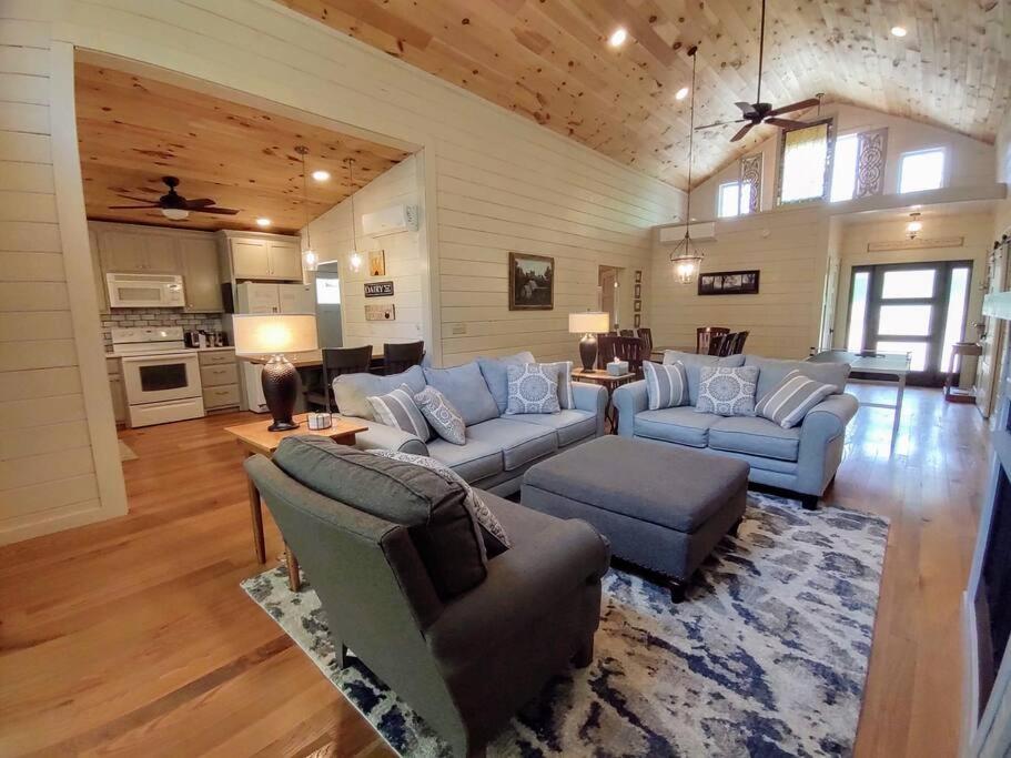 Creekside Quarters, Modern Farmhouse, Deep Creek your Backyard Oasis, Hot Tub, Covered Porch, Ping Pong, Fire Pit, Outdoor Games, Close to Town & Entrance  view 2