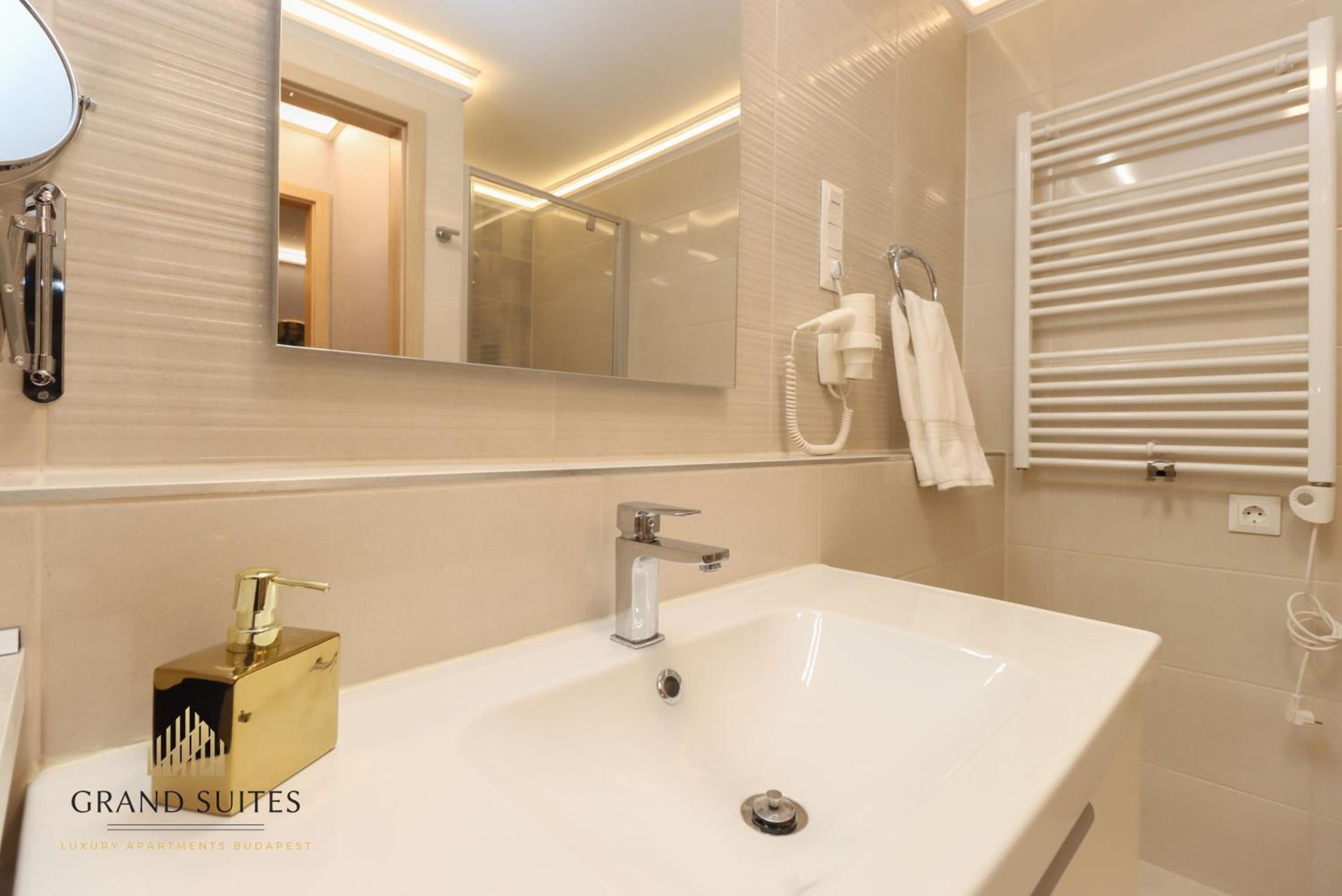 Grand Suites Central