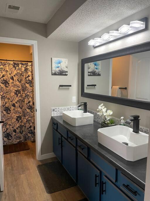 Newly Remodeled Lover’s Luxury Condo with Upgrades view 2