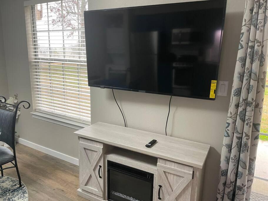 Newly Remodeled Lover’s Luxury Condo with Upgrades view 4