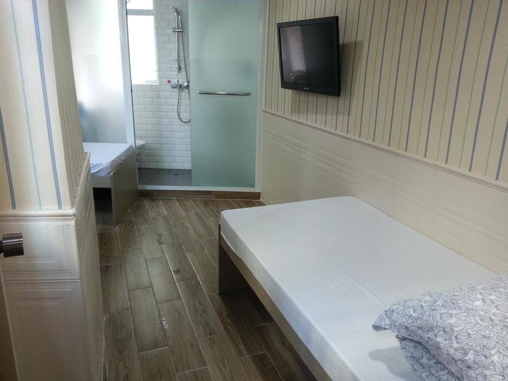 K & B Hostel