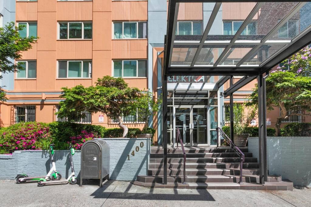 Studio in the Heart of Seattle - Fast Wi-Fi & AC view 2