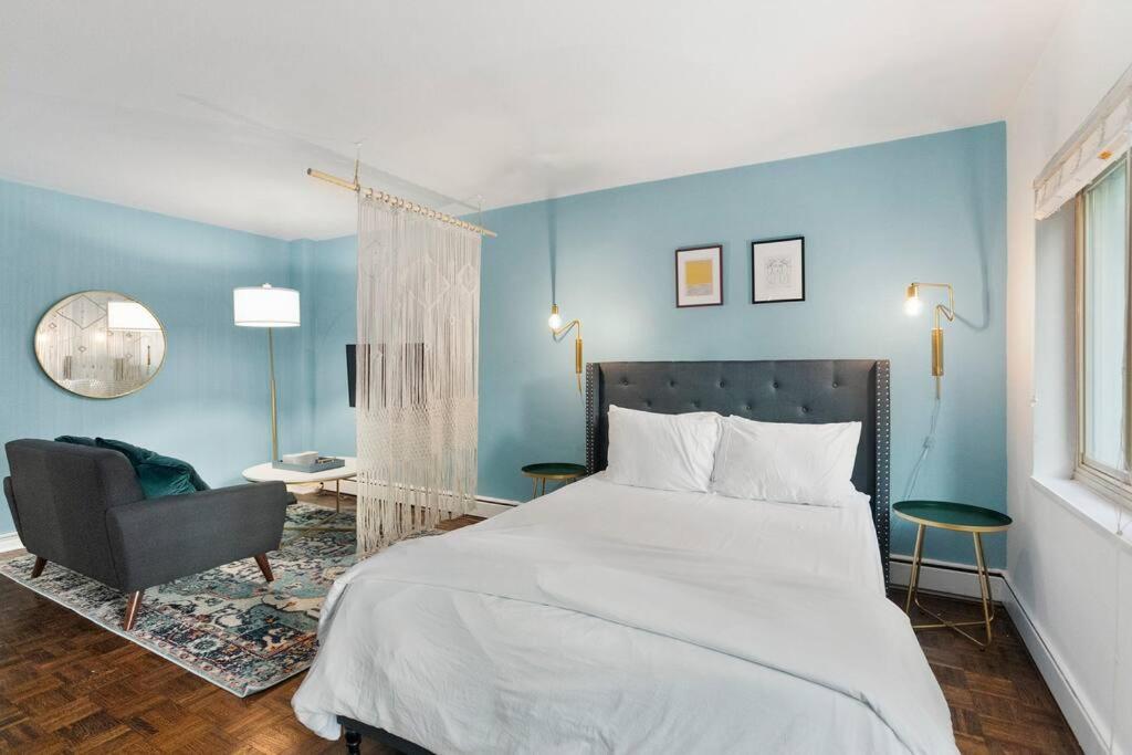 Studio in the Heart of Seattle - Fast Wi-Fi & AC view 4