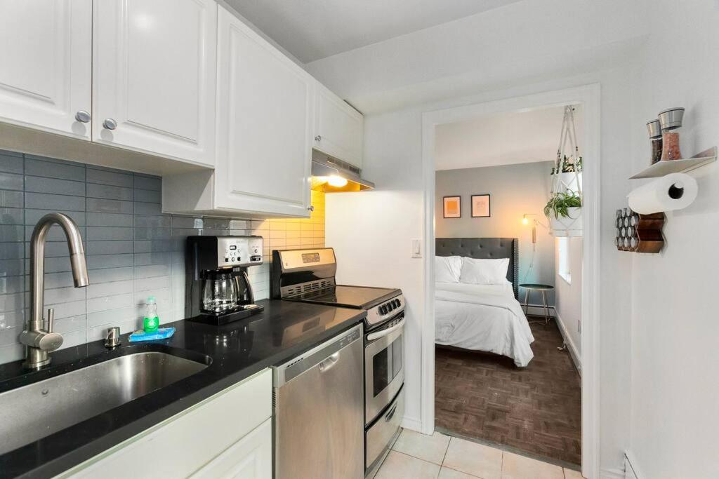 Studio in the Heart of Seattle - Fast Wi-Fi & AC view 5