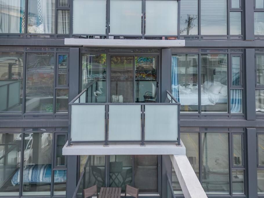 Stylish Serenity 1BR Kensington Condo wParking