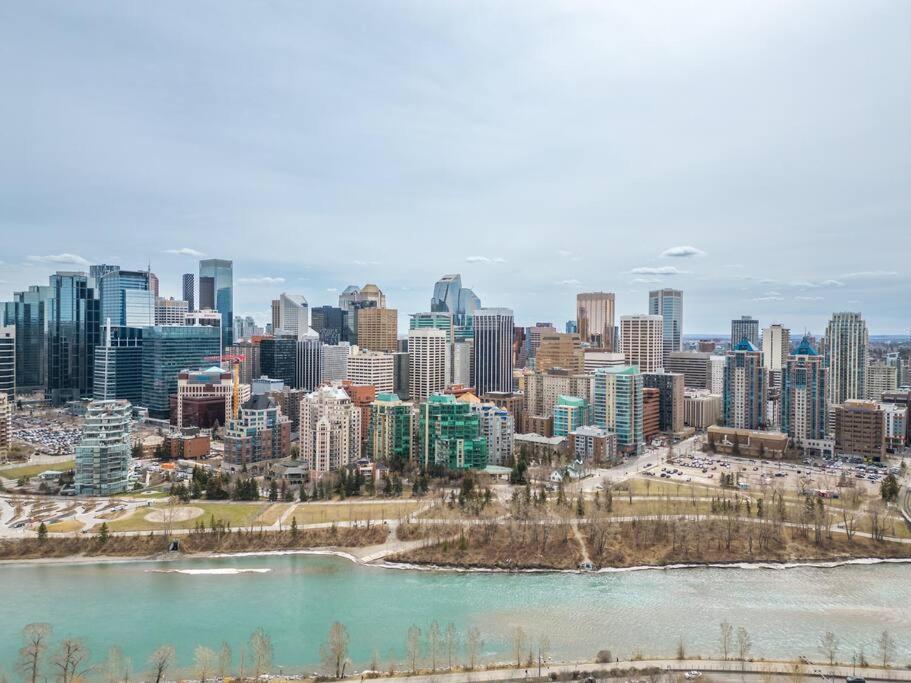 Stylish Serenity 1BR Kensington Condo wParking