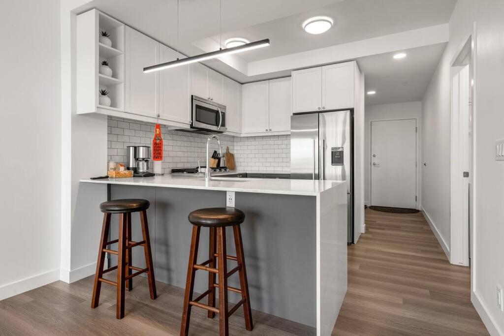 Stylish Serenity 1BR Kensington Condo wParking