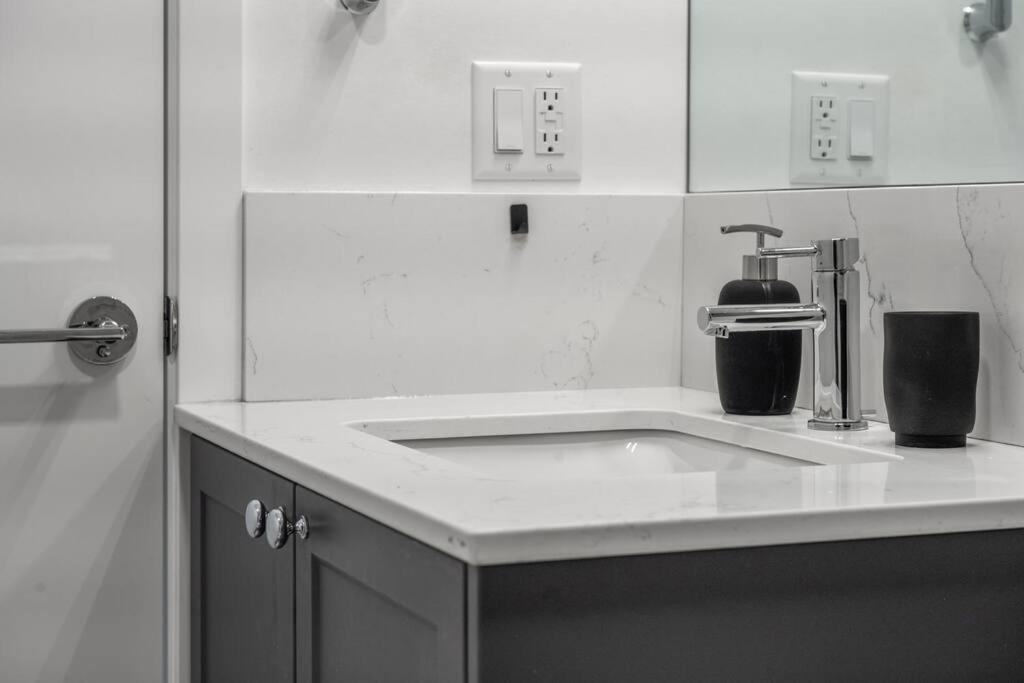 Stylish Serenity 1BR Kensington Condo wParking