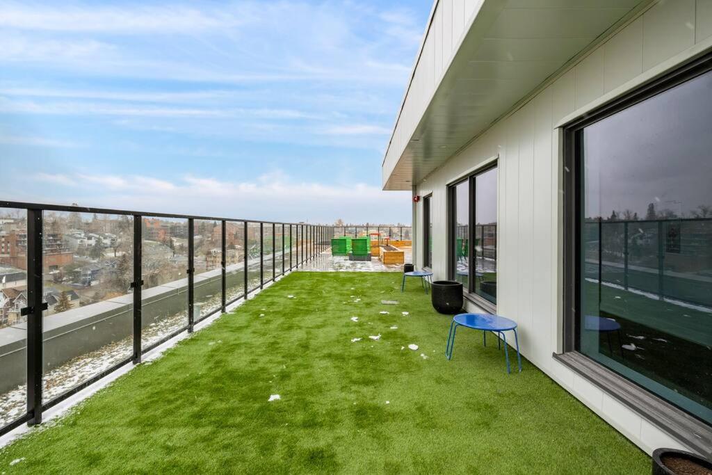 Stylish Serenity 1BR Kensington Condo wParking