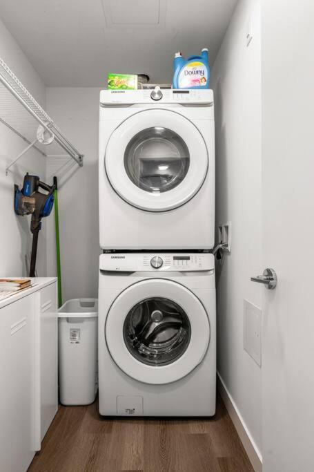 Stylish Serenity 1BR Kensington Condo wParking