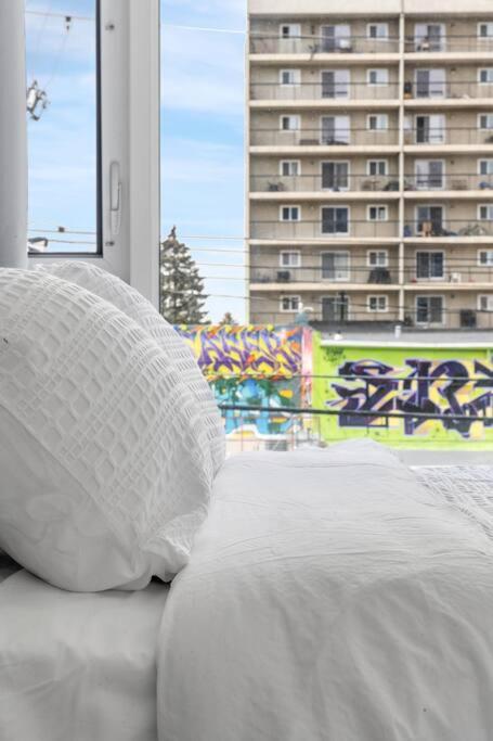 Stylish Serenity 1BR Kensington Condo wParking