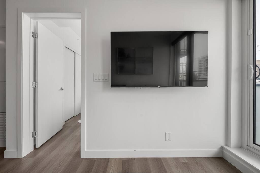 Stylish Serenity 1BR Kensington Condo wParking