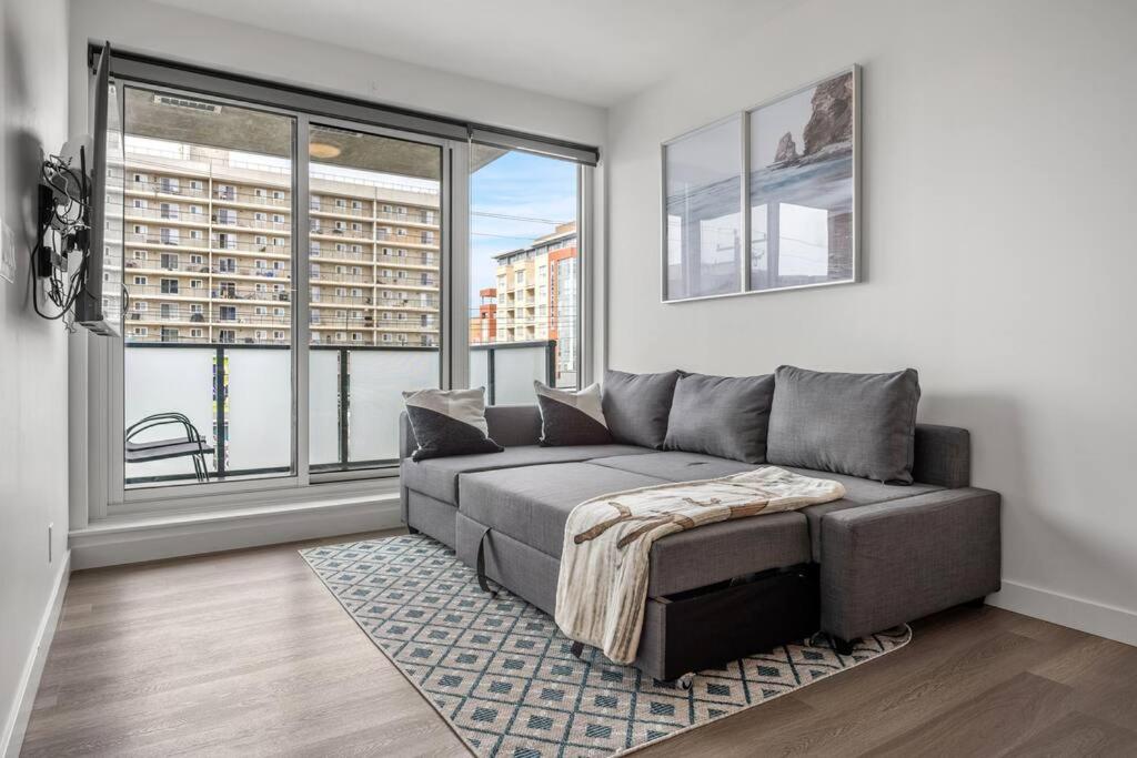 Stylish Serenity 1BR Kensington Condo wParking