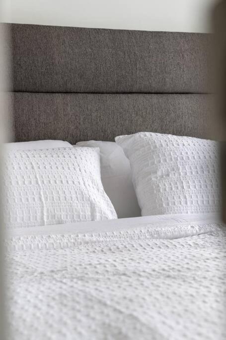 Stylish Serenity 1BR Kensington Condo wParking
