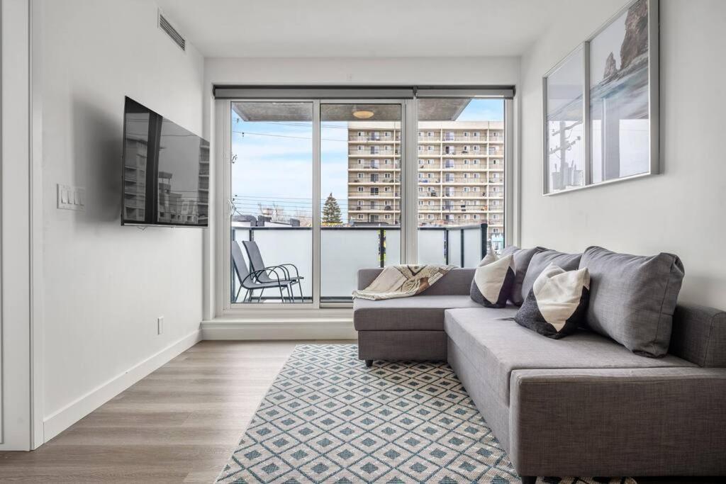 Stylish Serenity 1BR Kensington Condo wParking