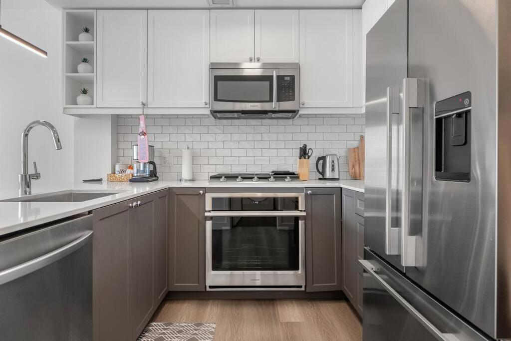 Stylish Serenity 1BR Kensington Condo wParking