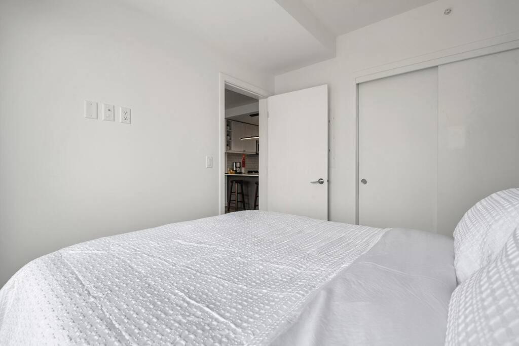 Stylish Serenity 1BR Kensington Condo wParking