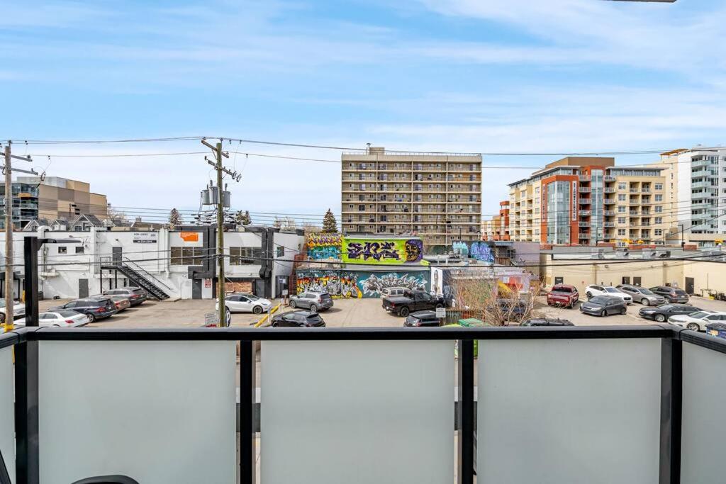 Stylish Serenity 1BR Kensington Condo wParking