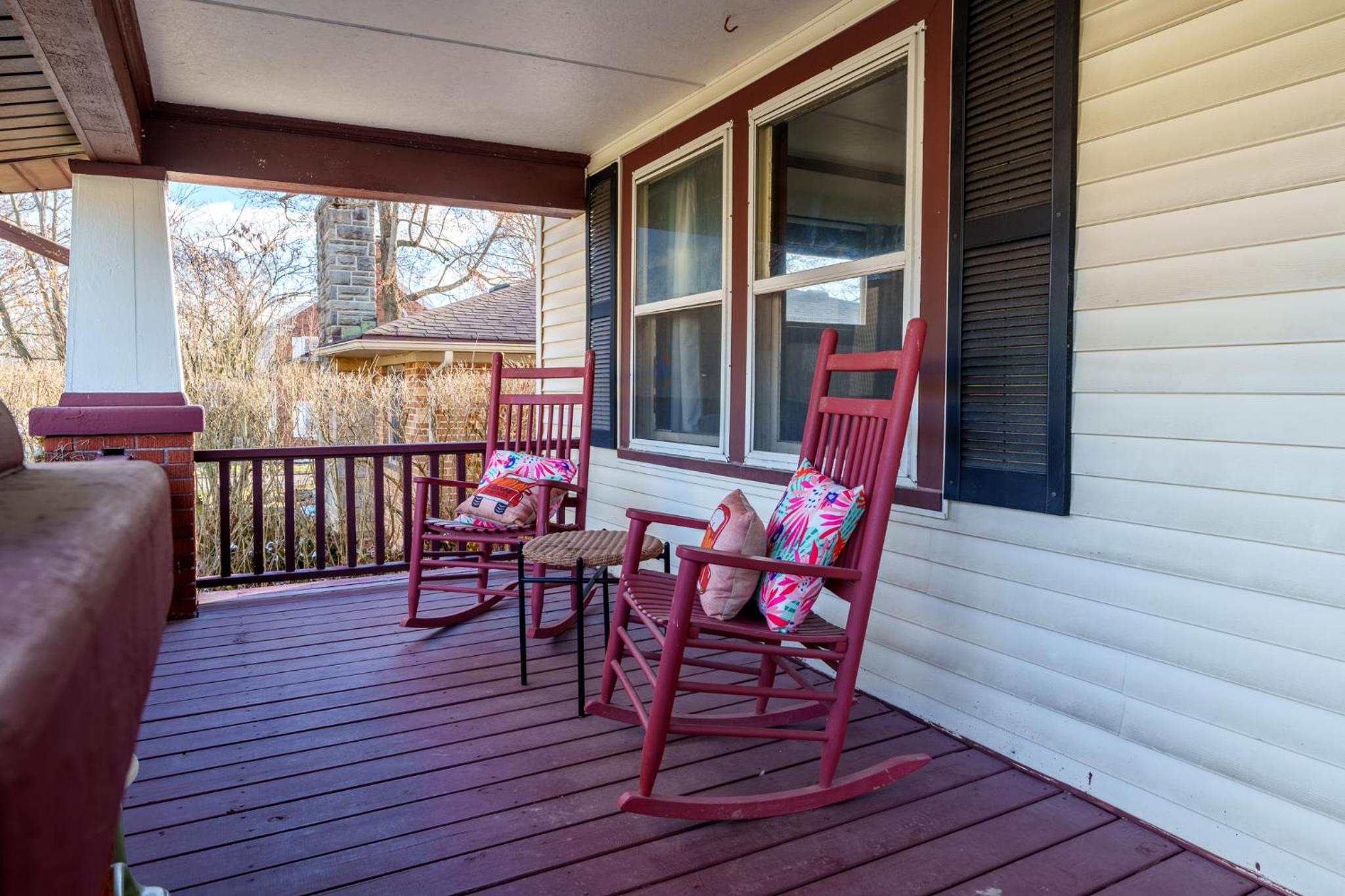 King Bed, 2 Full Baths, Large Deck, Free Bikes, 2 miles to Downtown & Sports Fieldhouse