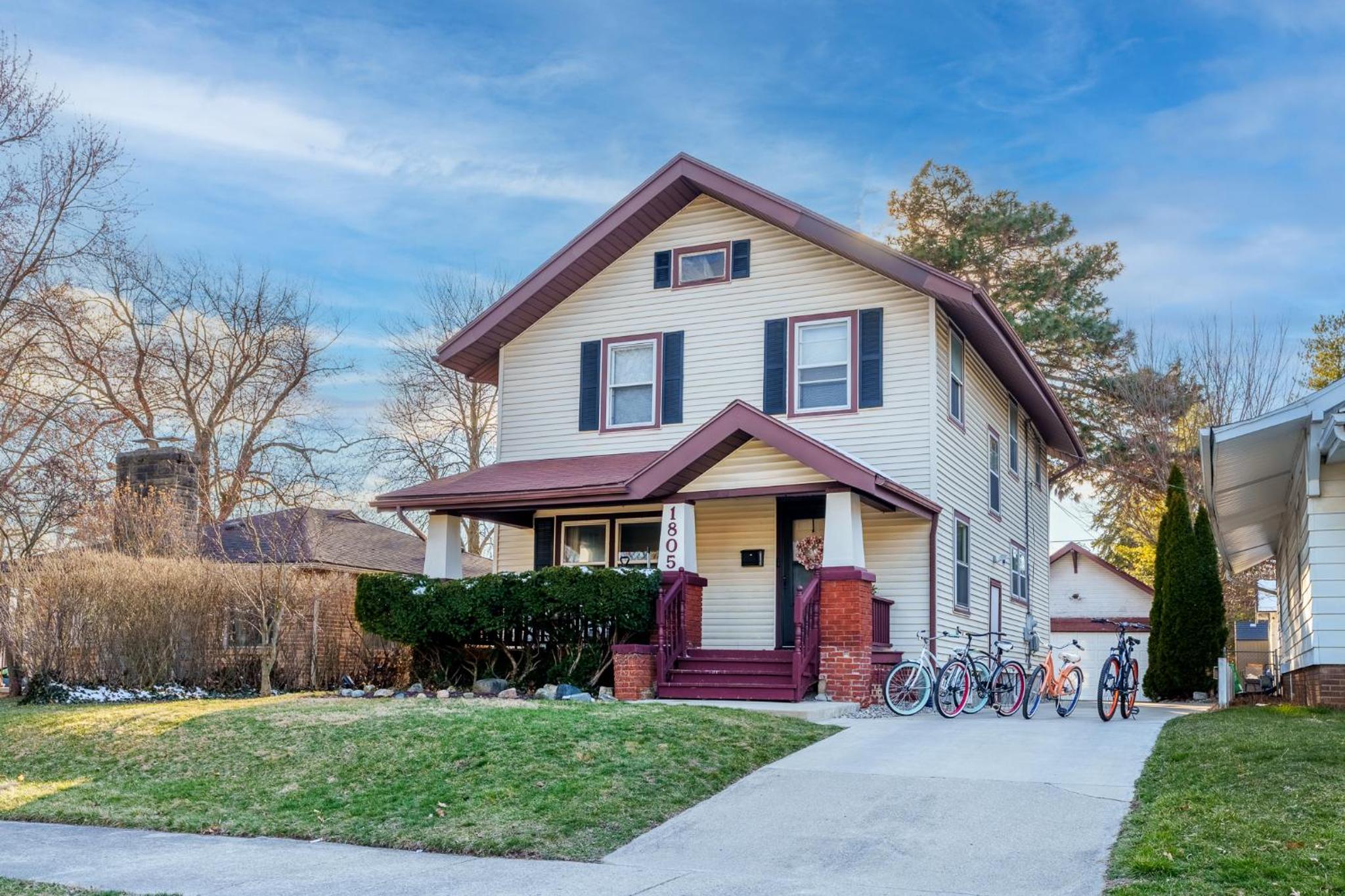 King Bed, 2 Full Baths, Large Deck, Free Bikes, 2 miles to Downtown & Sports Fieldhouse