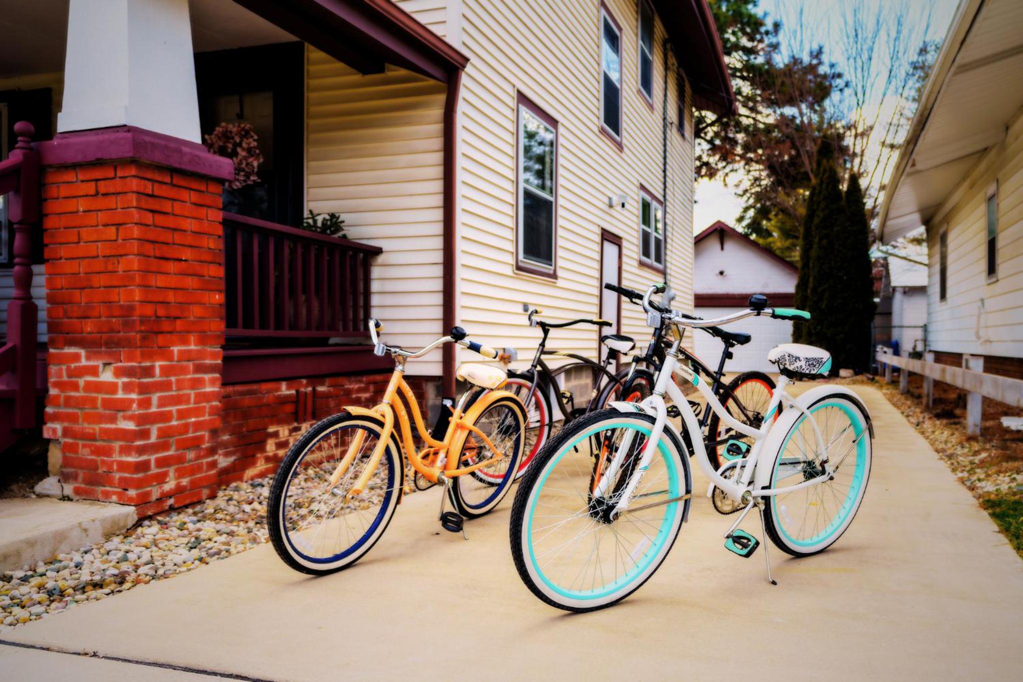 King Bed, 2 Full Baths, Large Deck, Free Bikes, 2 miles to Downtown & Sports Fieldhouse