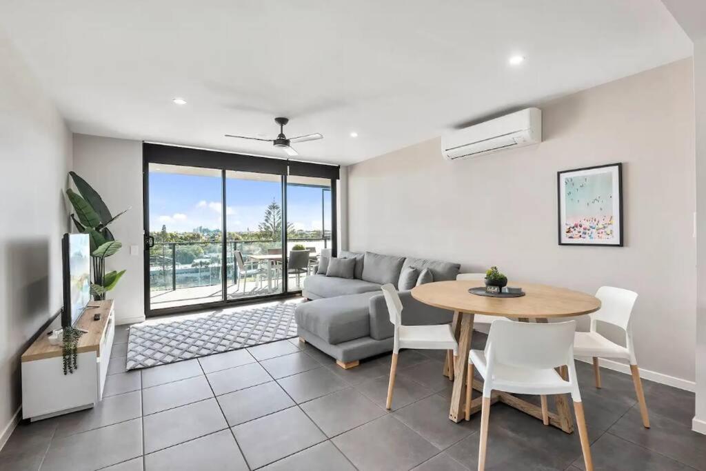 Modern Coastal Apartment - Walk to beach and shops