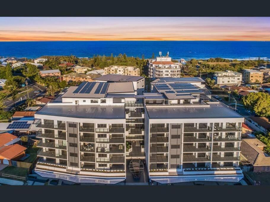 Modern Coastal Apartment - Walk to beach and shops