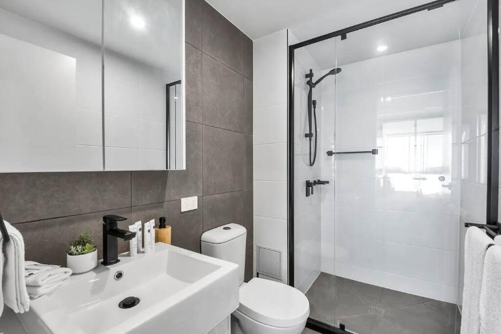 Modern Coastal Apartment - Walk to beach and shops